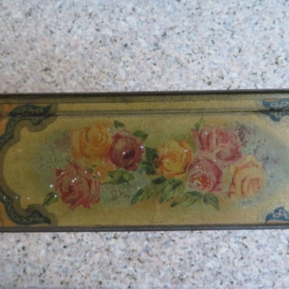 Vintage LOVERS & Roses Square Metal Hinged Tin (224V) - Picture 4 of 7